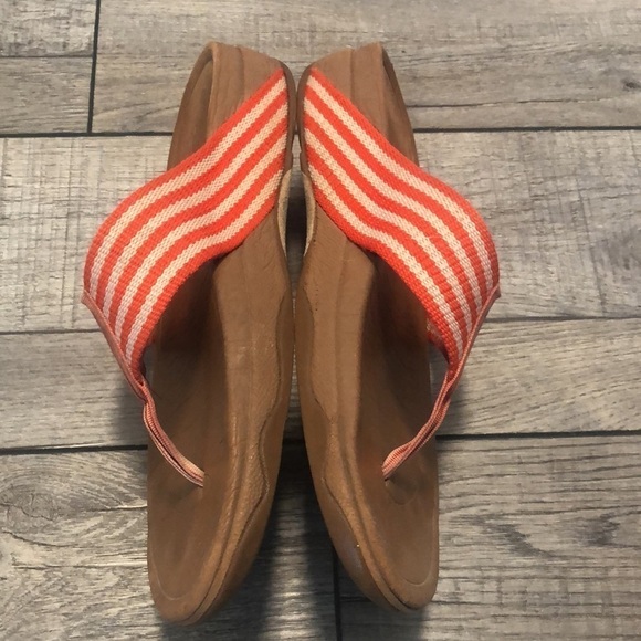 Fitflop unisex in a orange and cream striped color with a heel & wobble board - Picture 4 of 12